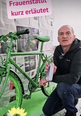 Bürgermeisterkandidat Wolfgang Schweiger erklärt die Regelung des Frauenstatuts